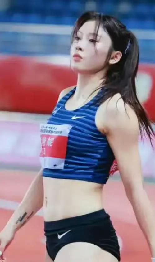 半年前，吴艳妮原话：“在亚洲，只要我不失误，冠军肯定是我的。”

那会儿她眉毛一