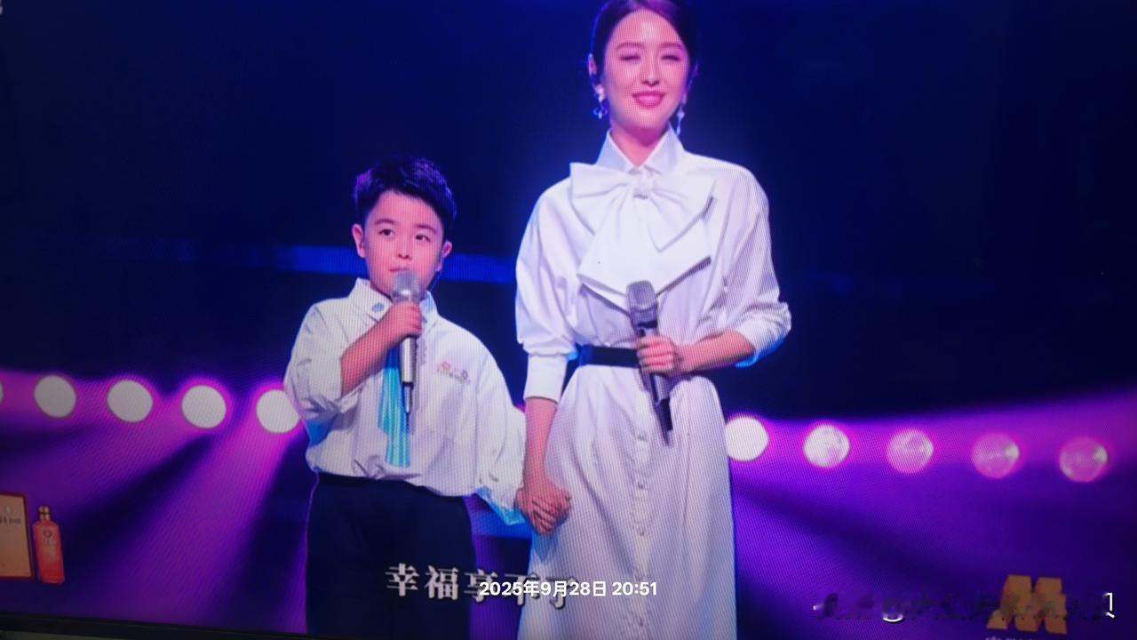 陈思诚看到这一幕，应该很感慨吧！

这么美丽的妻子，这么可爱❤️的儿子，他当年怎