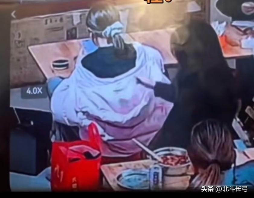 泼螺蛳粉的那个女人，会后悔吗？我想她此时最痛恨那家店里的监控。
 
【北斗长弓·