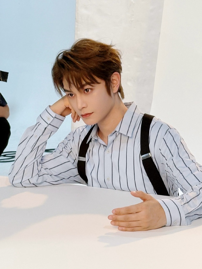 丁禹兮拍摄现场瞬间live丁禹兮条纹衬衫背带look 丁禹兮条纹衬衫背带look