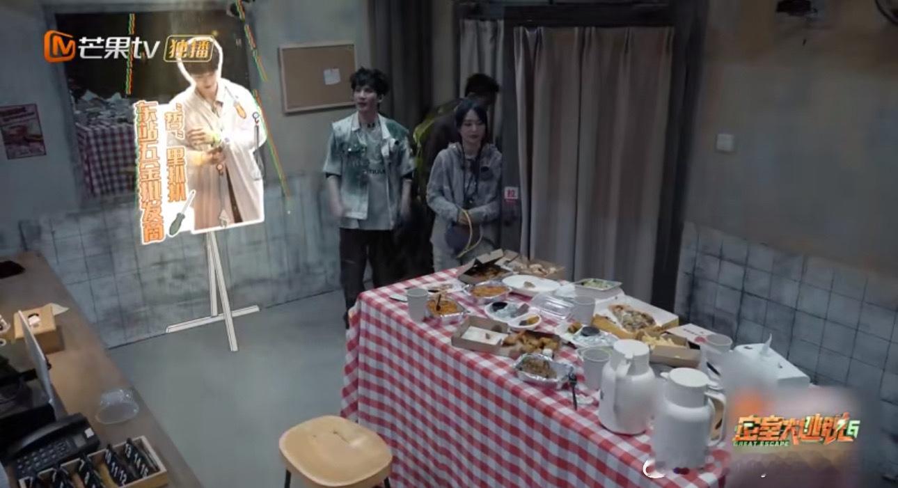 #陈哲远用高跟鞋开锁第一人#陈哲远用高跟鞋开锁也是没谁了[允悲]，也太离谱了吧。