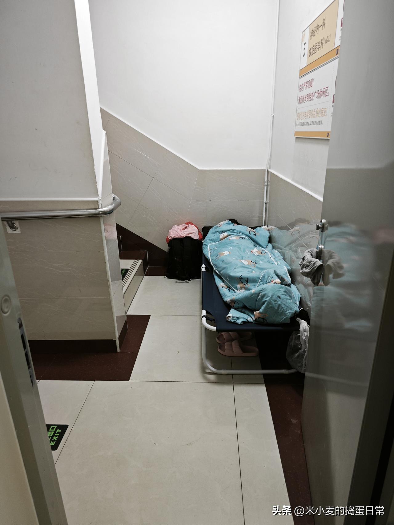 楼梯间才是陪护人的深夜净土
 
在医院待了三天，终于摸透了陪护的生存法则：别挤病