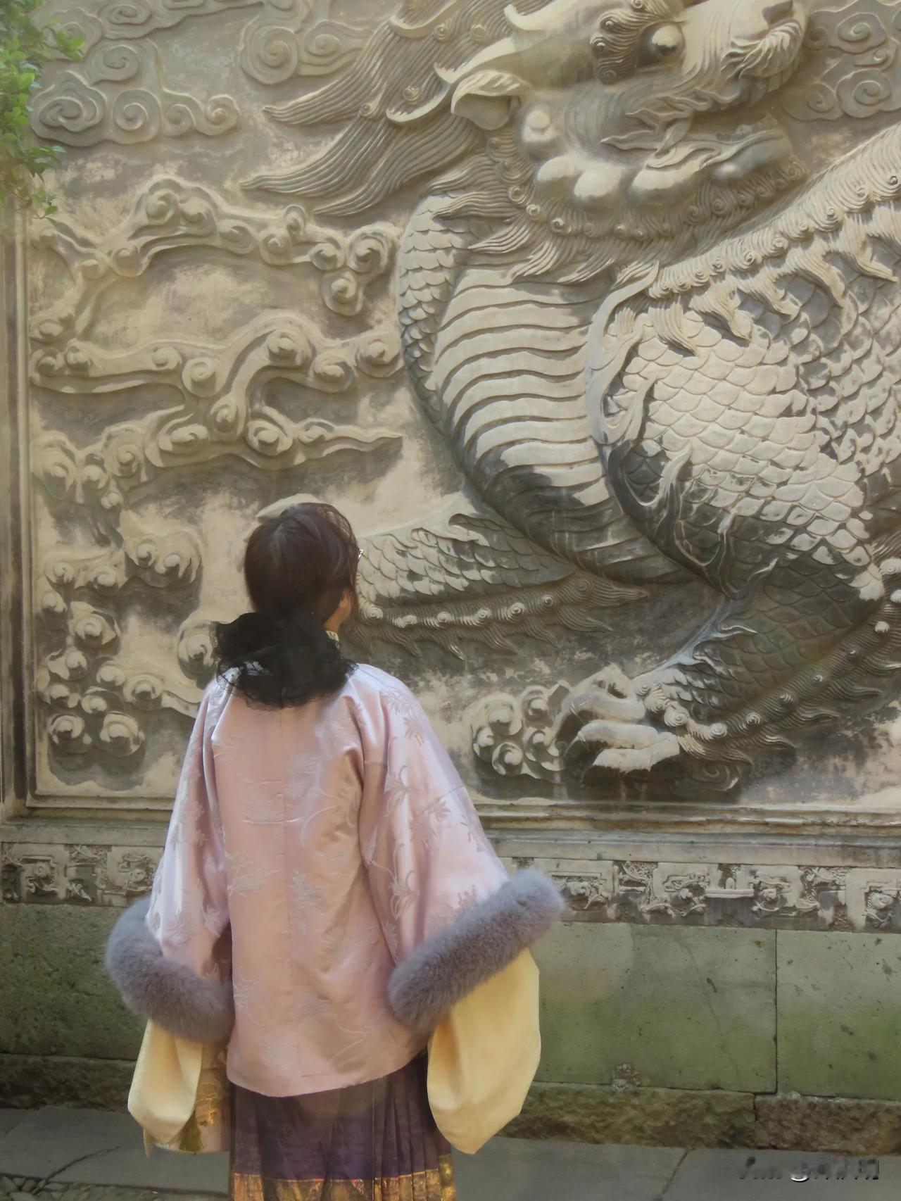 穿越时空的汉服少女，与龙壁共舞。