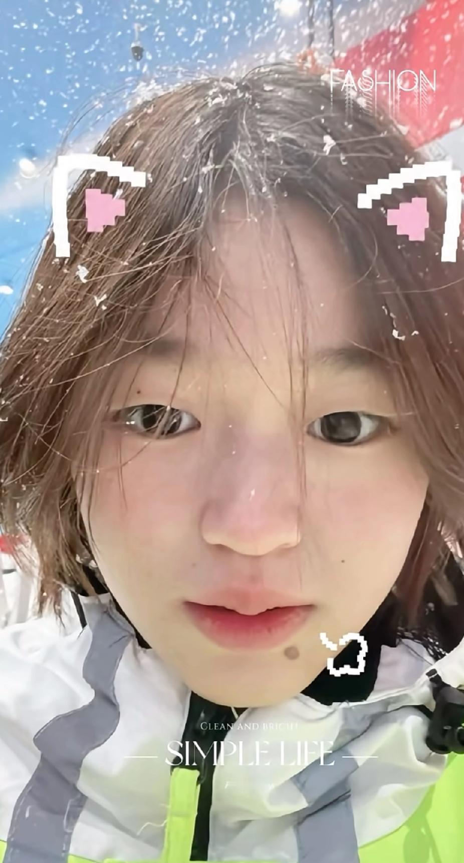 全红婵最新动态里和朋友们在雪景中合影，笑容灿烂超有感染力，越来越漂亮啦！2025