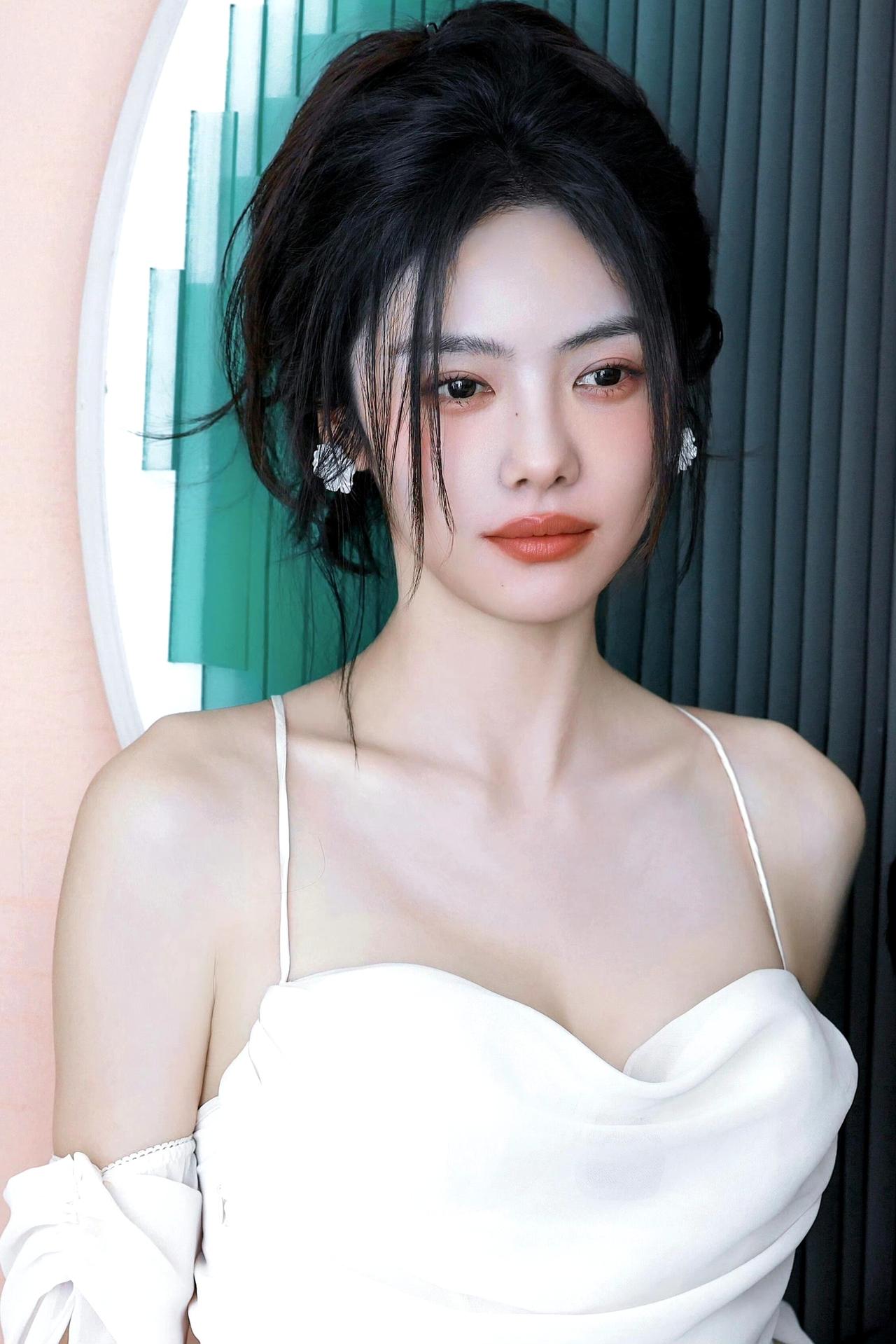 蔡文静一袭白裙美到失语！氛围感直接拉满！

谁能拒绝蔡文静的白裙造型啊！一袭缎面