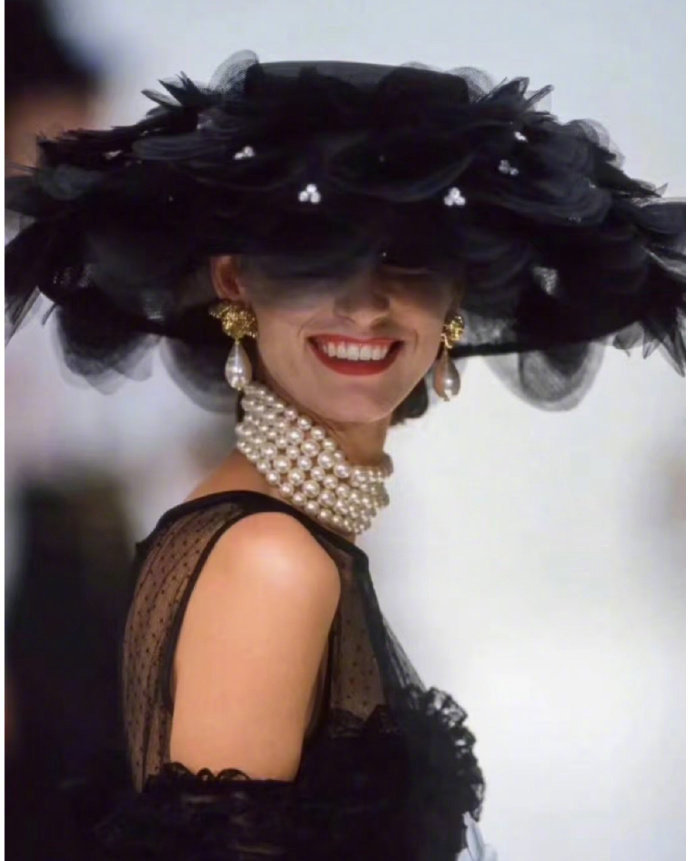 "Chanel1988大秀堪称封神，不可逾越的经典放下迎合主流审美意识，突破鲜活