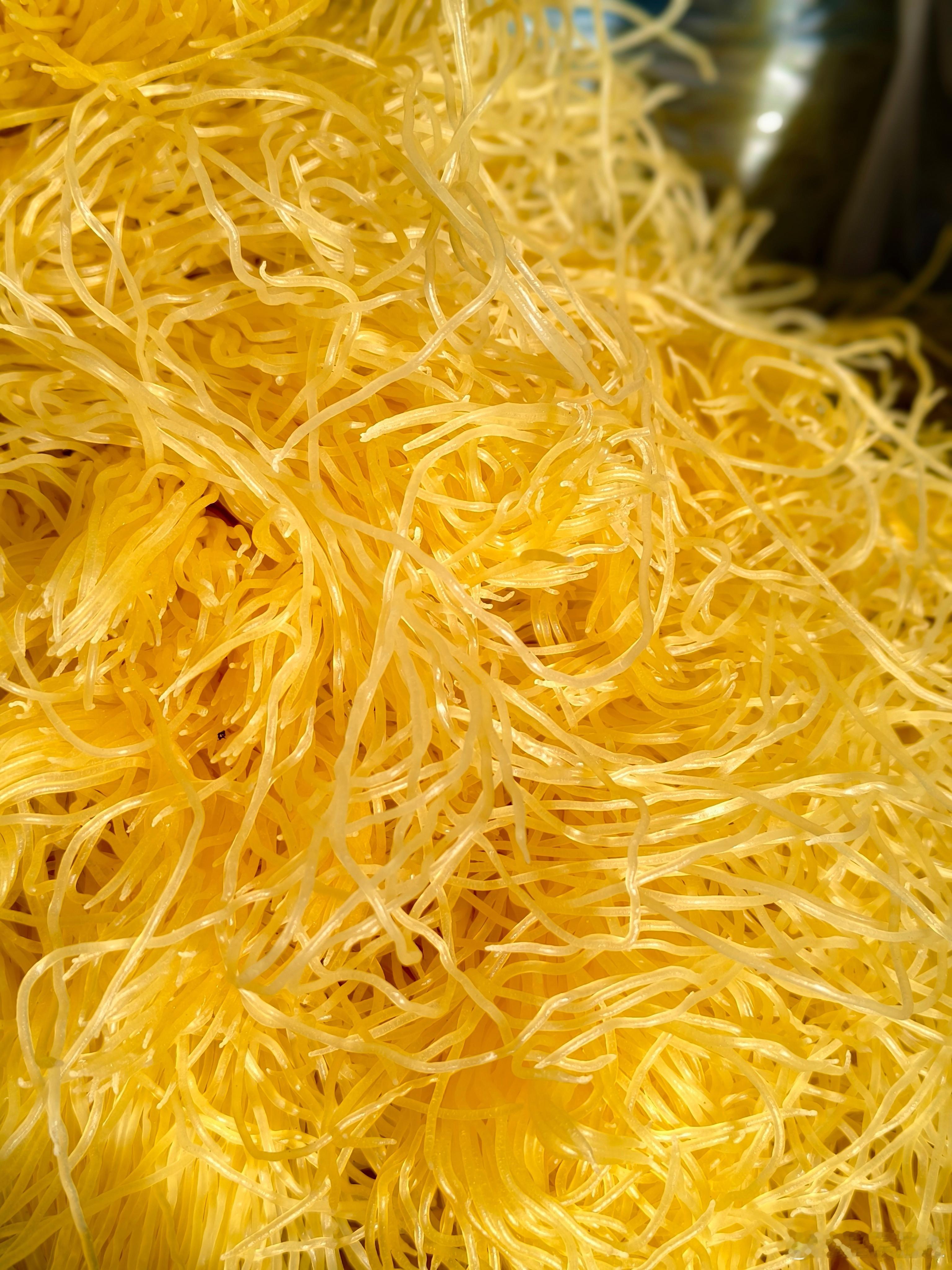 昨天去赶集中午吃的朝鲜面朝鲜面对于蓟州的小孩儿来说是乡味儿弹弹的，很有滋味里面放