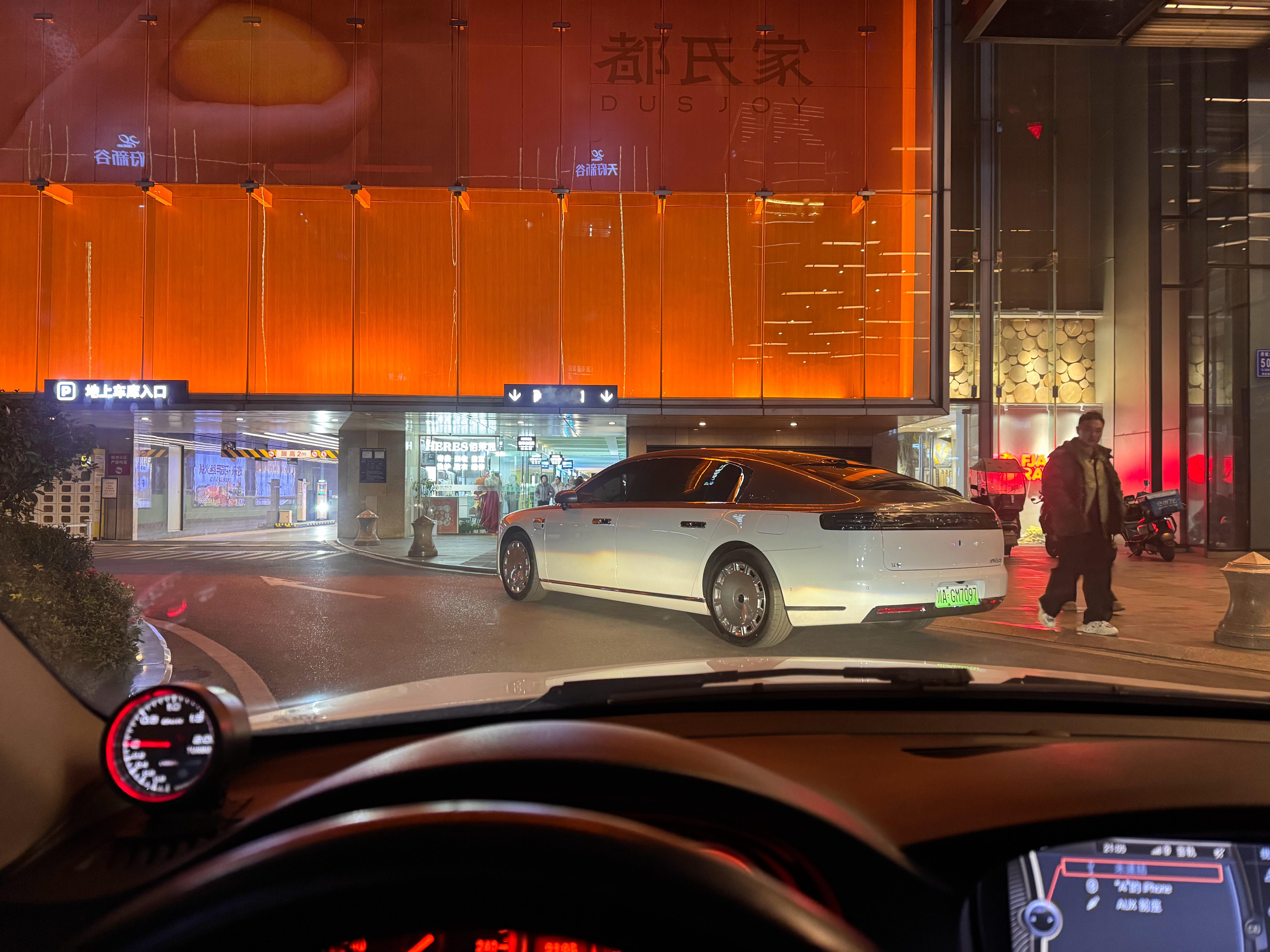 你人还怪好勒，还知道靠边停车。仁和新城这个位置我走了好多回，进商场直道边偶尔有车