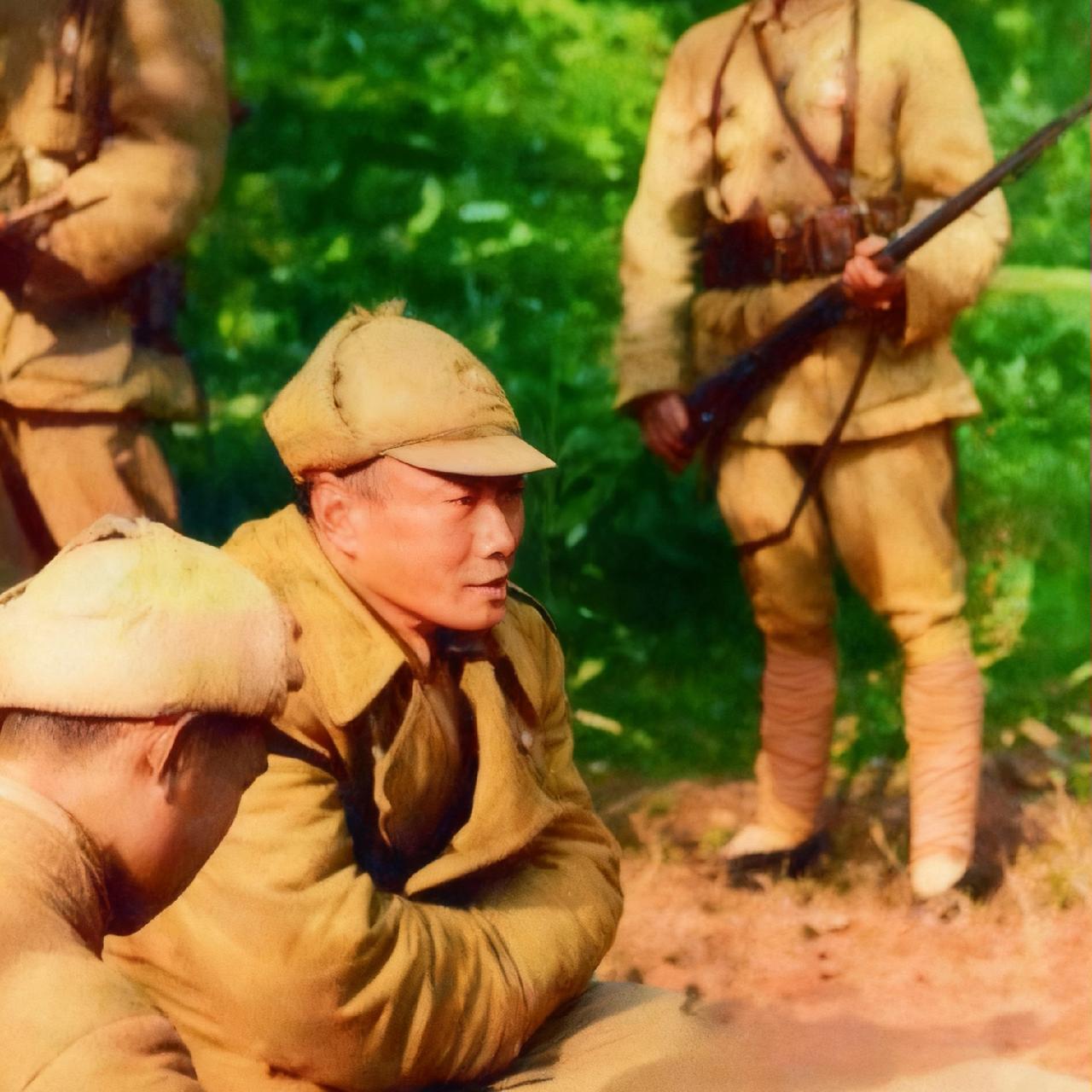 1949年，宋希濂在四川大渡河被俘时，一张罕见的留影，从镜头中我们可以看到，他蹲