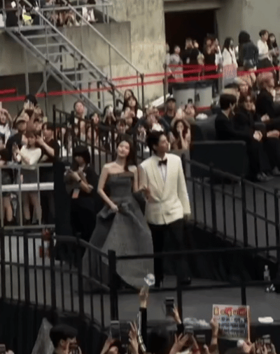 IU朴宝剑牵手IU与朴宝剑因合作《苦尽柑来遇见你》出席AAA颁奖礼，并以剧中CP