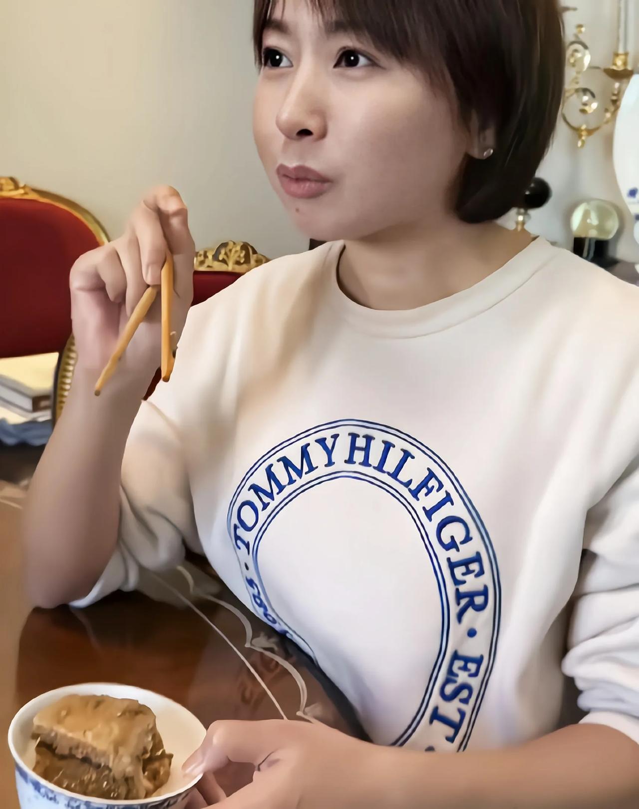 不要同情欧阳夏丹了，一般人还真看不懂她

说起来，大年初三那天，欧阳夏丹一个人在