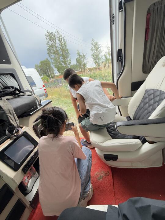 亿点点震撼，在新疆包到了蕞牛b的旅游车
