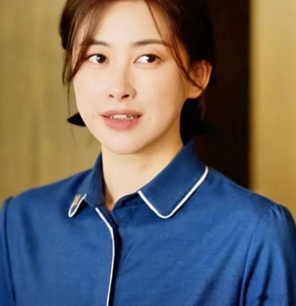 童瑶拍摄灵感是蜜语纪童瑶这蓝裙子造型绝了！眼影也超有记忆点，网友调侃下一秒直奔浦