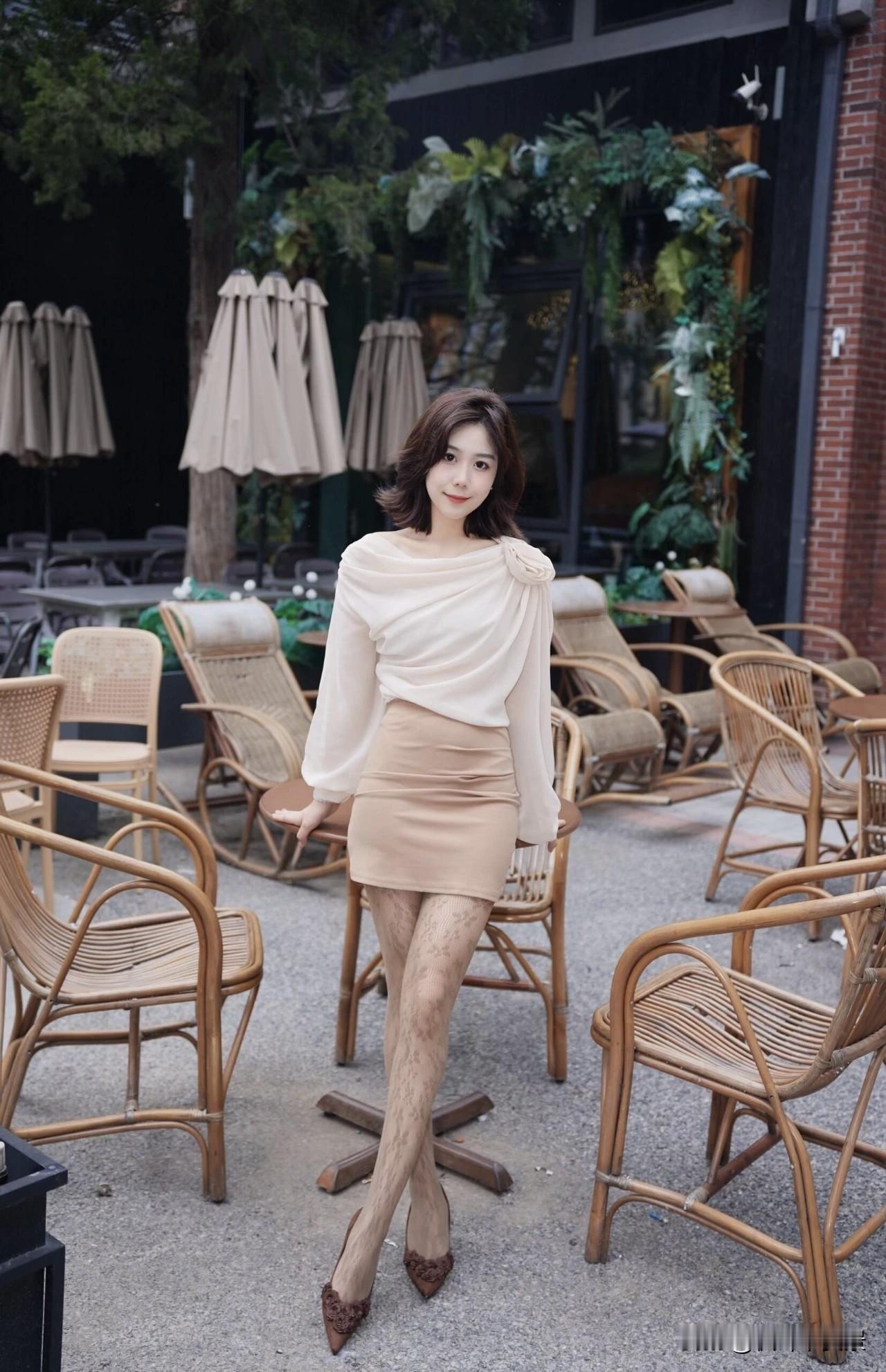 枫叶🍁|“米色上衣+浅卡其色半裙+花纹袜+棕色高跟”，​​可御可温柔的优雅时尚