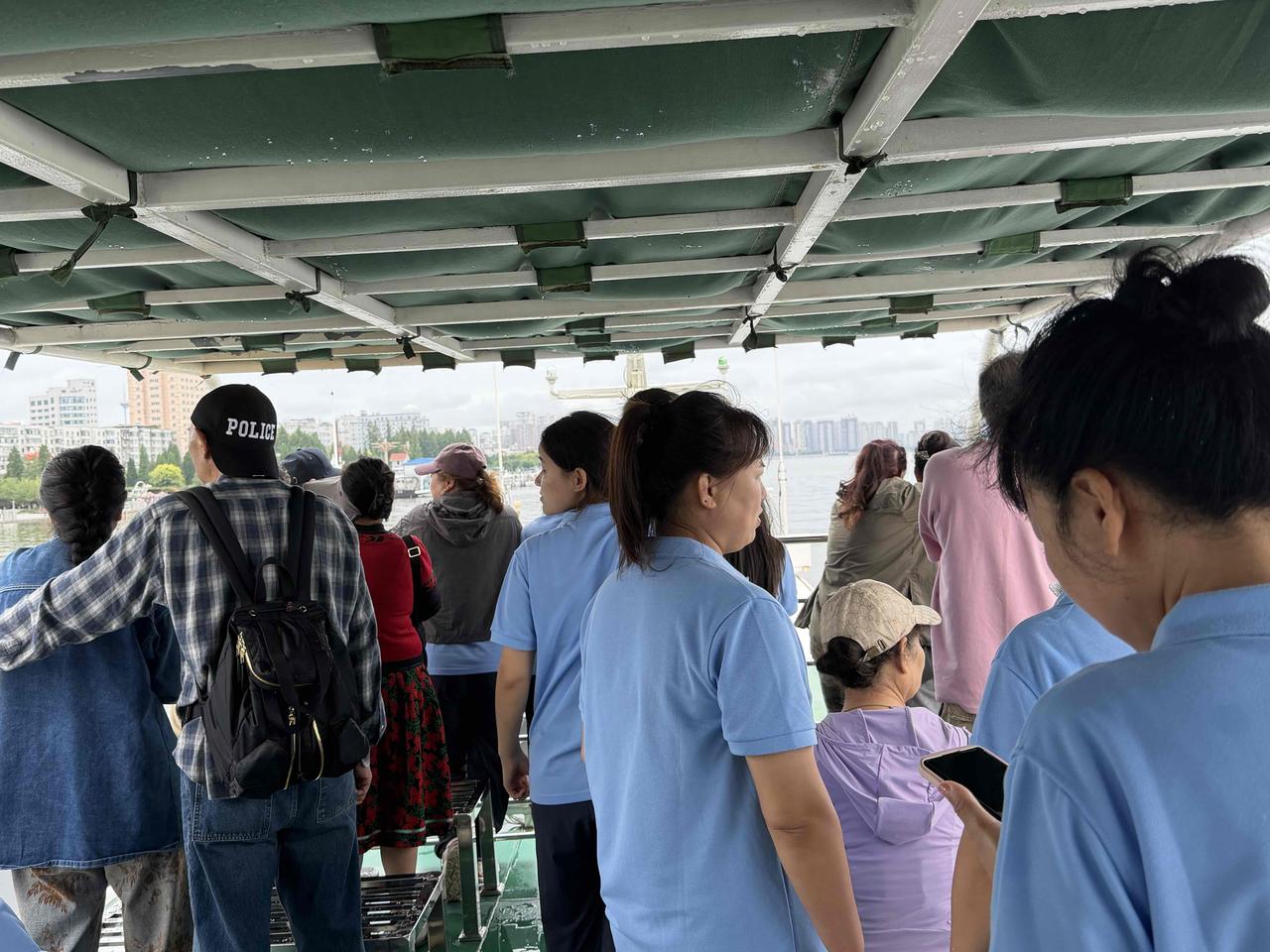 前不久，我到东北旅游，乘船游览了鸭绿江。
鸭绿江，在辽宁省的丹东市，是中国和朝鲜