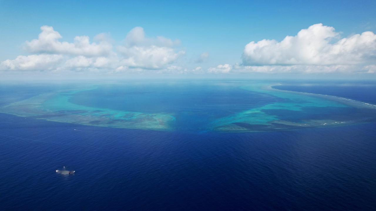 美丽的中国黄岩岛空中一瞥：
海警船（CCG）继续在黄岩岛国家自然保护区巡逻和执法