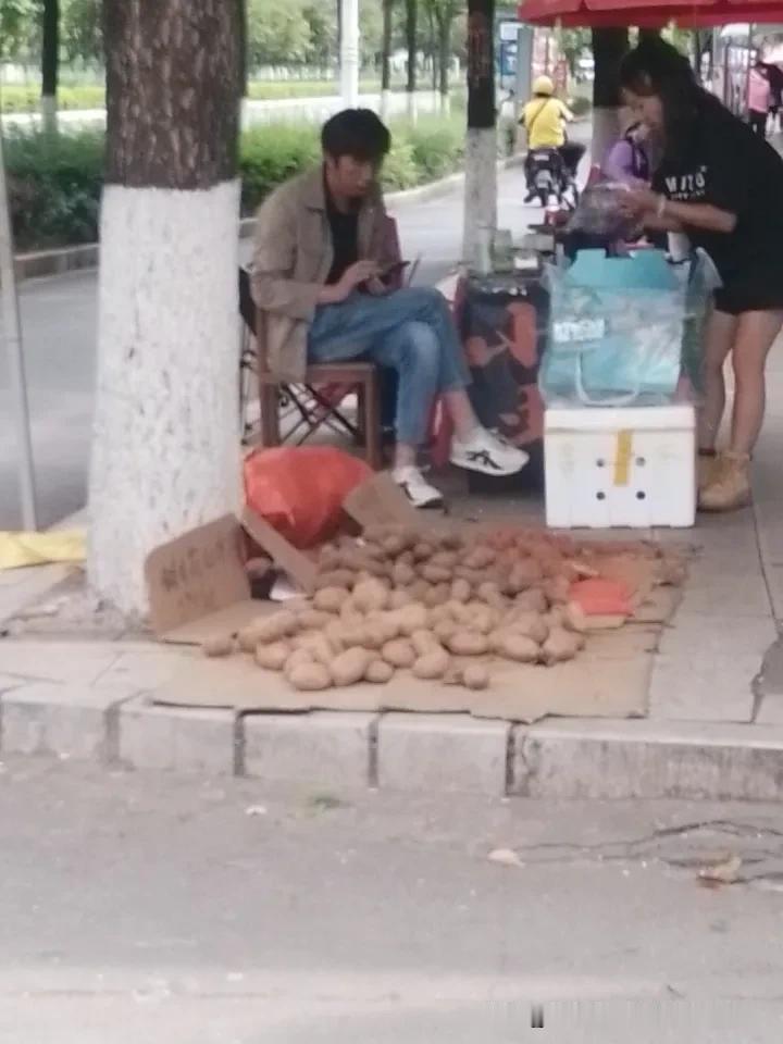 你对马路边摆卖的流动摊贩持啥态度只要不是太过分，不影响交通通行，不影响行人通行的
