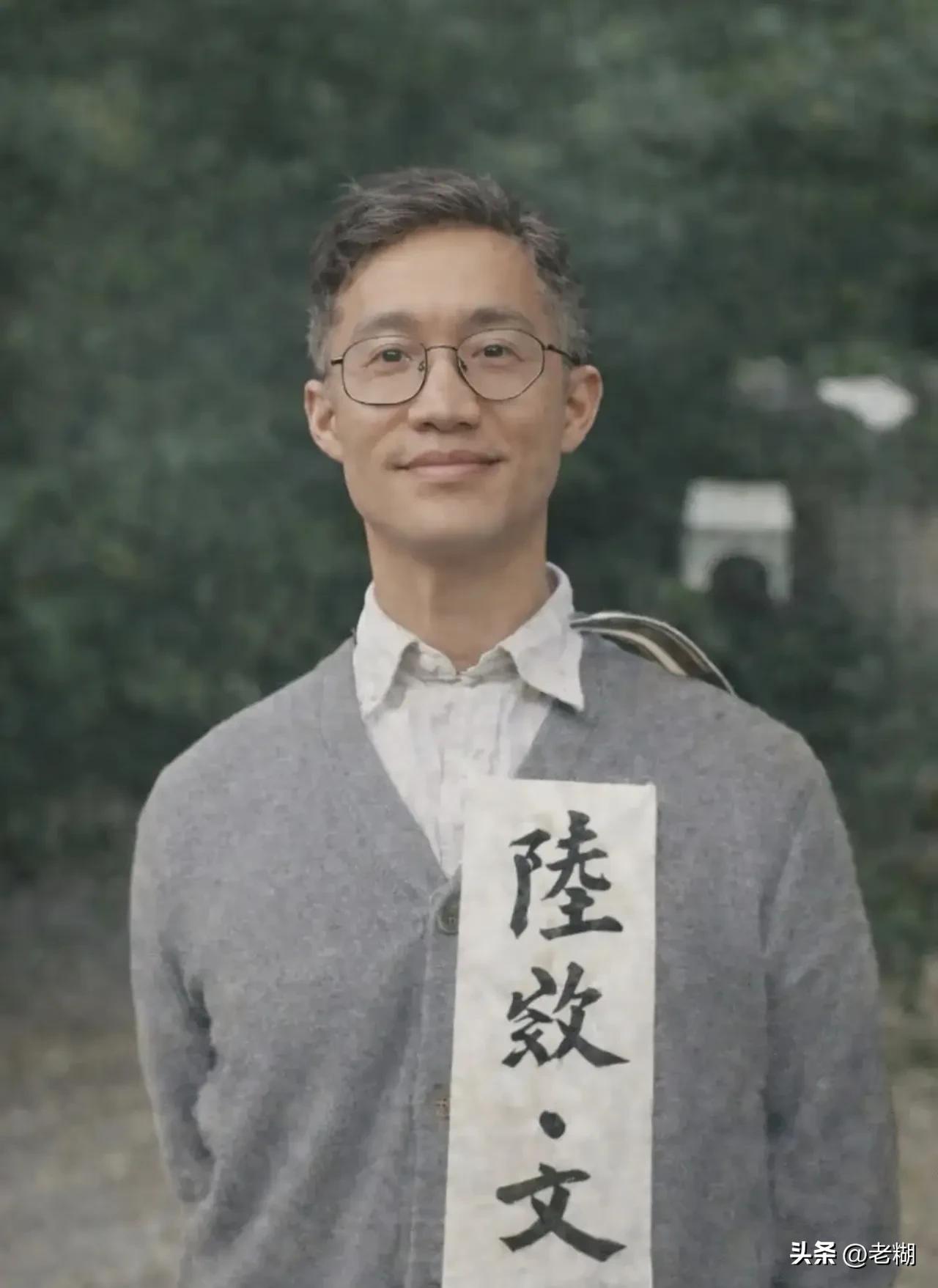 乍一看这照片，你一定会以为他是要去会友，或者踏青。你看！昂首，挺胸，嘴角轻扬，眼