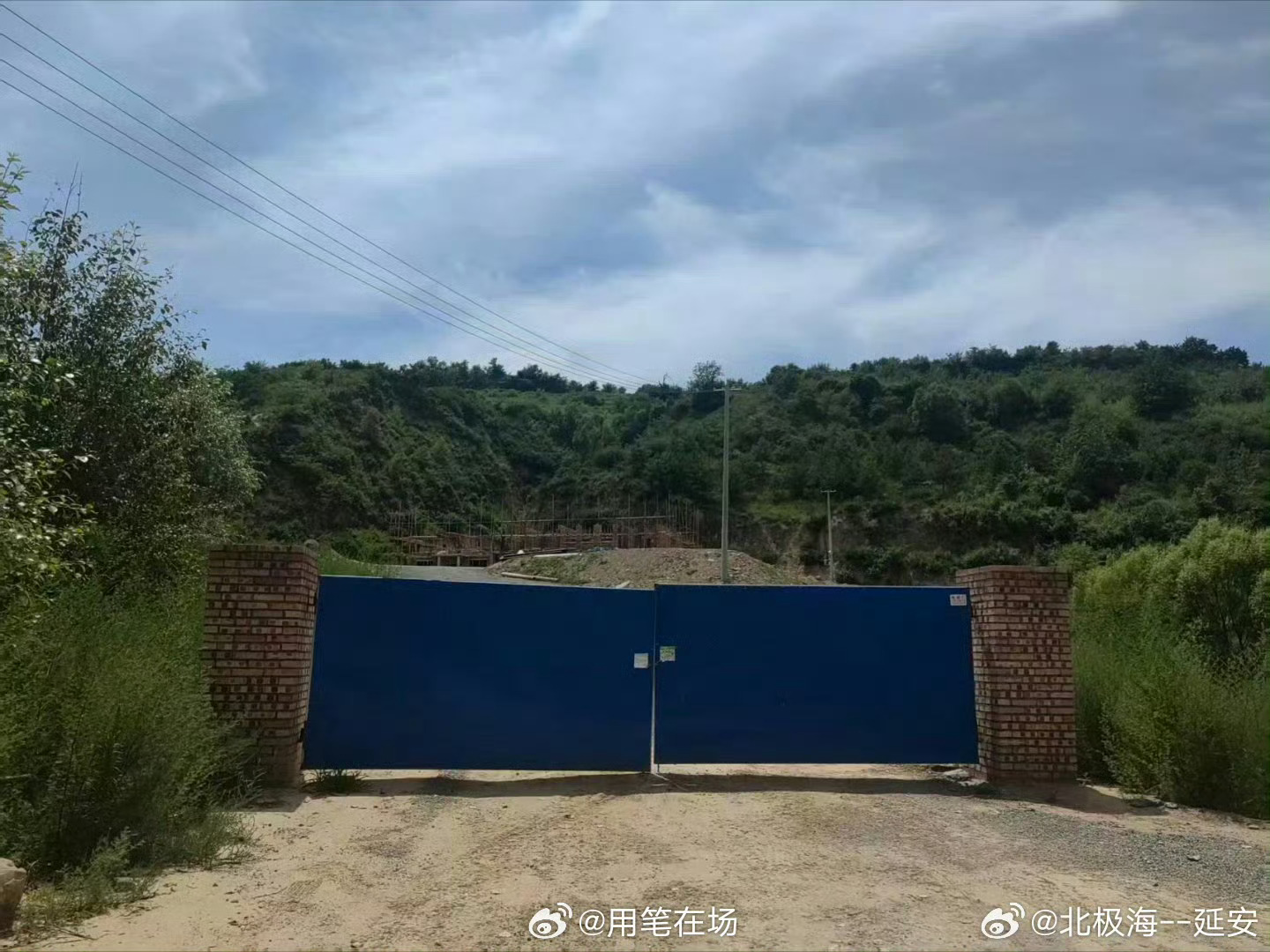 宝塔   问宝塔区柳林镇政府麻塔村，谁家在十多亩场地上修建私人“别墅”位于宝塔区