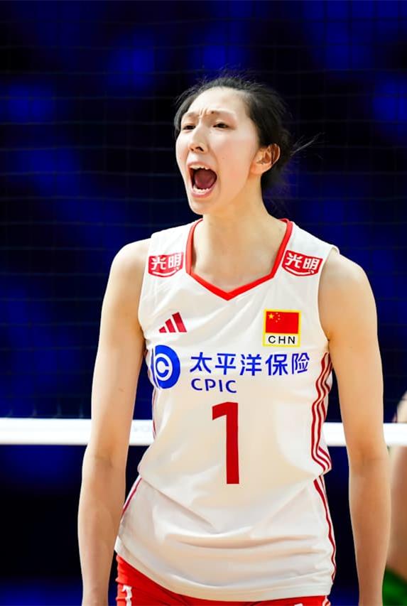 女排三个副攻，5局才扣球20次！中国女排在VNL第二站的第二场比赛中，非常惊险地