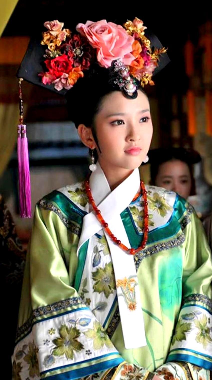 你敢信？甄嬛滴血验亲翻盘，靠的是个不起眼的小动作。
 
那天斐雯被推出来作伪证，