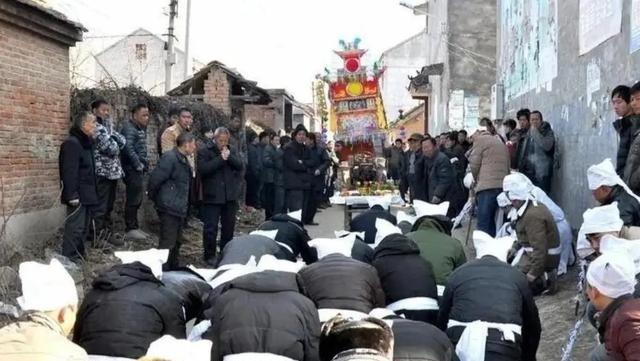 有人说：“20年后中国丧葬将会转变。很多独生子女对待死去的父母，基本上会转变为直