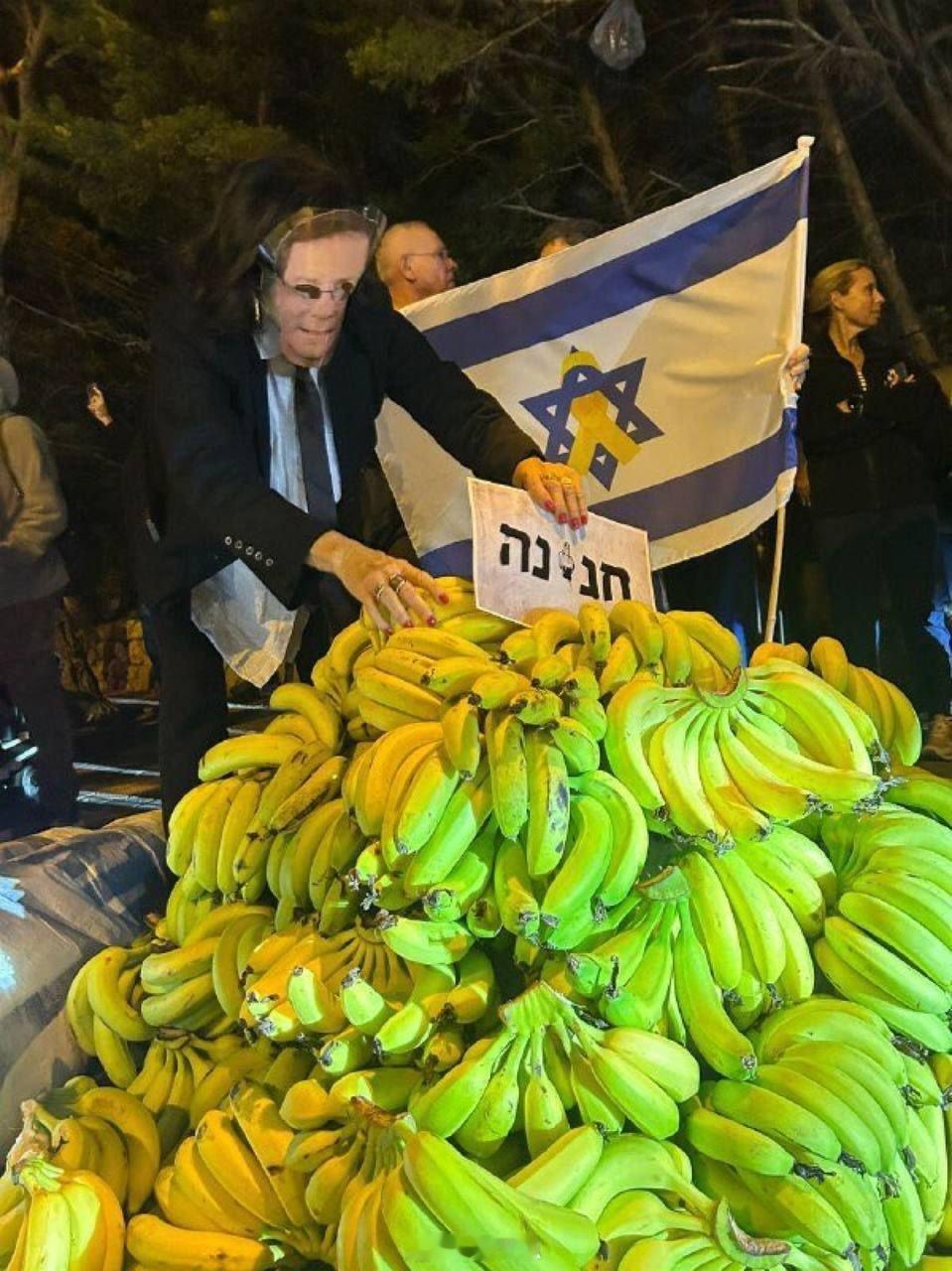 几小时前的特拉维夫：在赫泽格总统官邸前的抗议者们高喊：“不要给予内塔尼亚胡特赦；