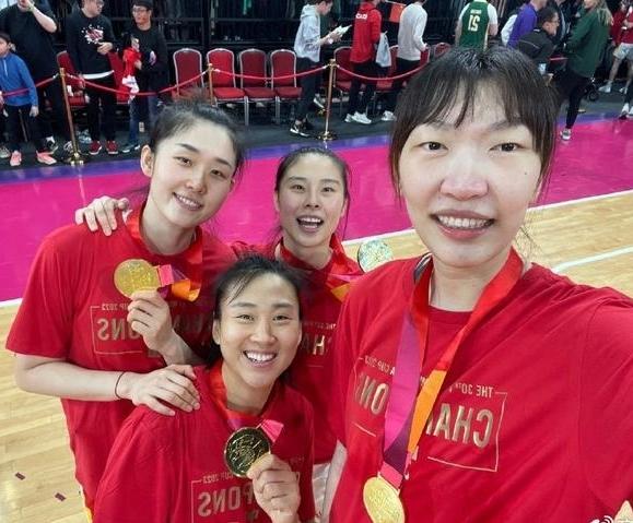 4位挂着金牌的女篮姑娘同框：我认出了最靠近镜头的韩旭，后排笑靥如花的潘臻琦与王思