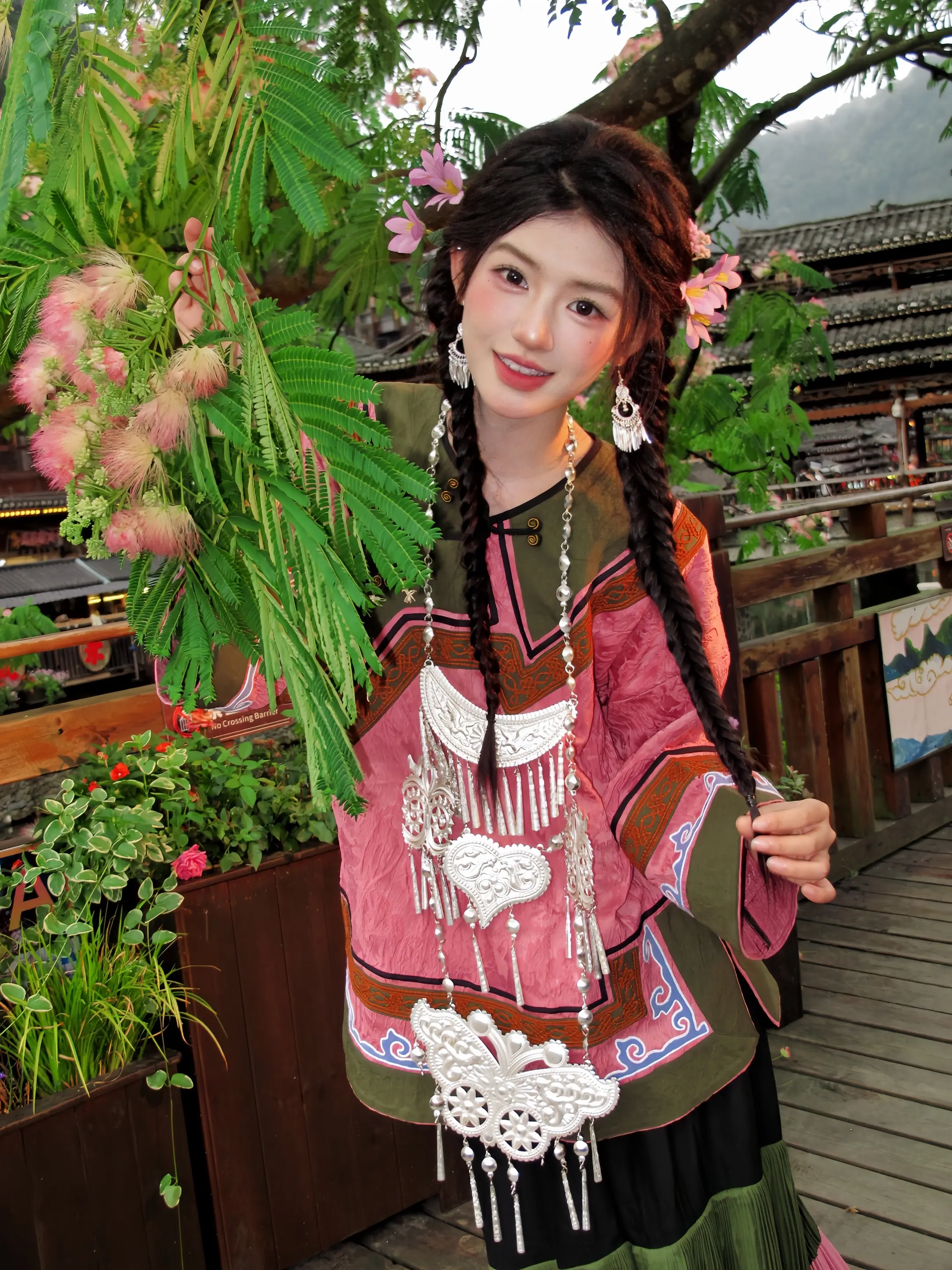 苗寨限定·粉花与银饰