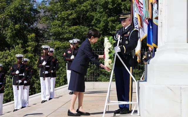 高市早苗，在美国干了件让日本人看不懂的事
3月20日，日本首相高市早苗站在美国阿