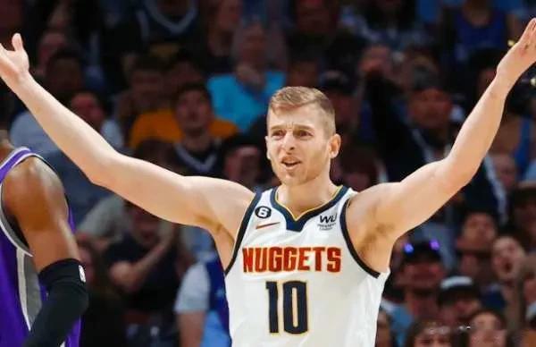 北京时间7月21日NBA雷霆队官方宣布:与前掘金队前锋球员杰克.怀特达成一份2年