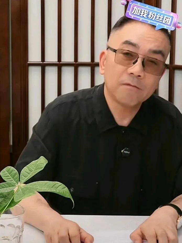 相声名家杨议最新回应父亲杨少华累死的内幕，刚刚杨议直播时表示:我父亲杨少华辛苦了