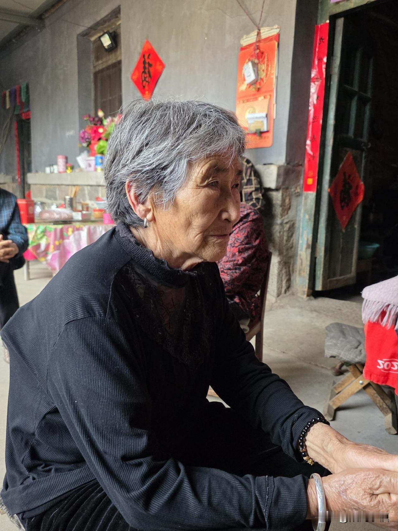81岁婶子，救了80岁嫂子一命……

前几天，80岁嫂子（图二前一）在河边路上散