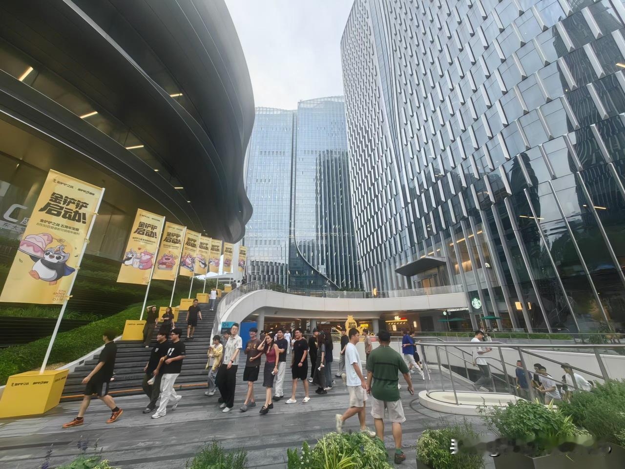 受邀参观企鹅岛腾讯全球总部
现在1.5万人办公未来8-10万
​欢迎有想法的餐饮