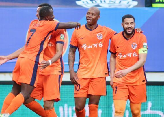 恩约马最近是真越踢越顺了，斋月过后状态明显不一样。
虽然这哥们儿优缺点都挺明显的