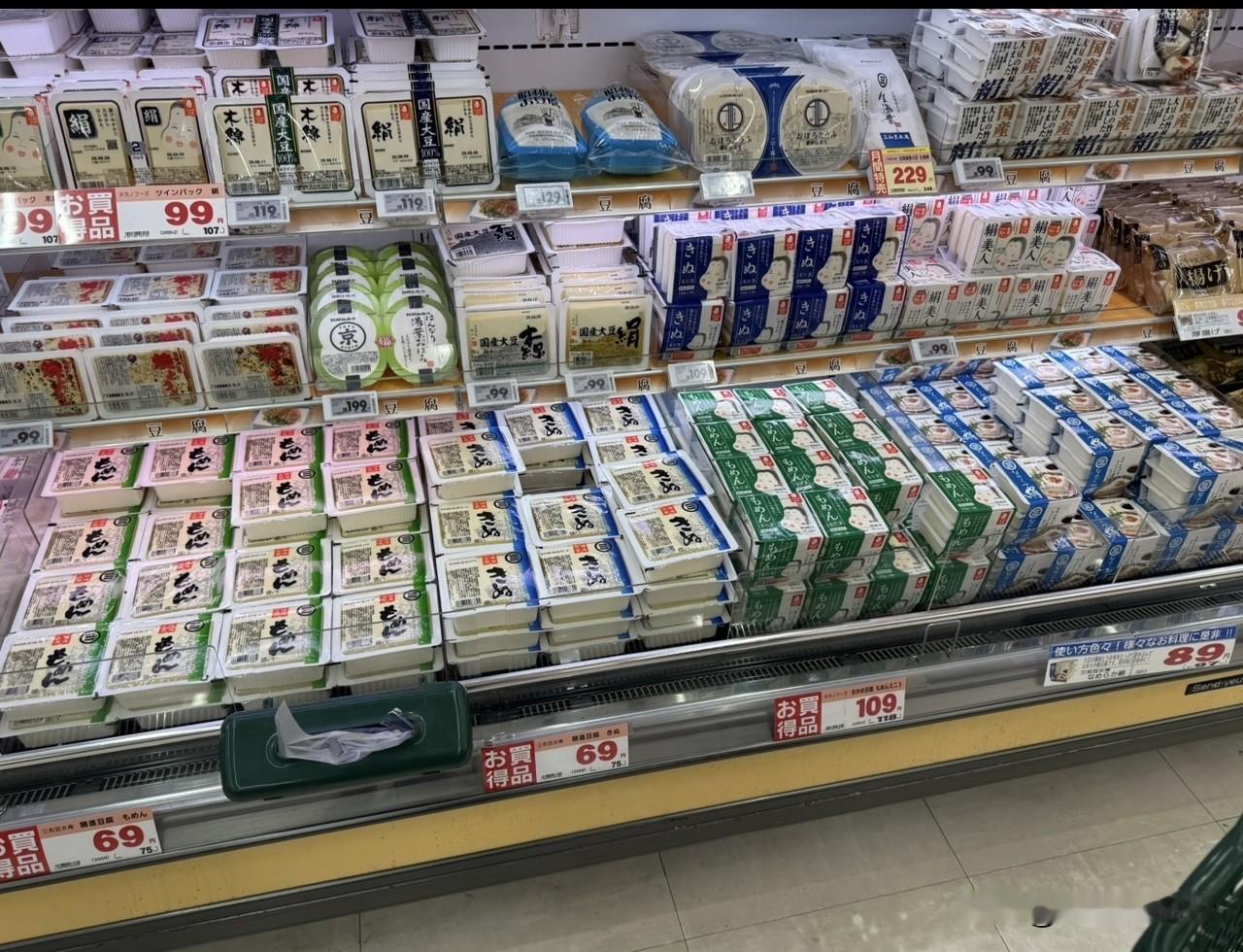 日本一家超市里的豆制品。
最便宜的一块豆腐69日元（不含税）
买一个差不多可以做