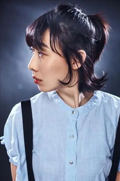 演员，任素汐，山东莱州人，在一次晚会上，演唱自己作词作曲的胡广生，台下观众纷纷落