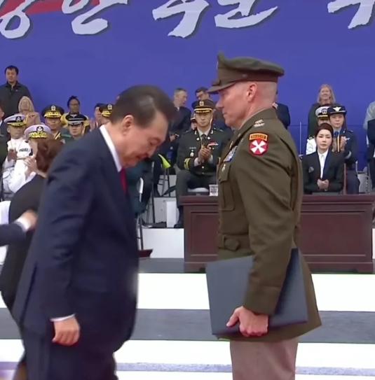 韩国首尔大阅兵来了，满满的校园军训风。

“咔嚓咔嚓”——整齐划一的脚步声响彻首