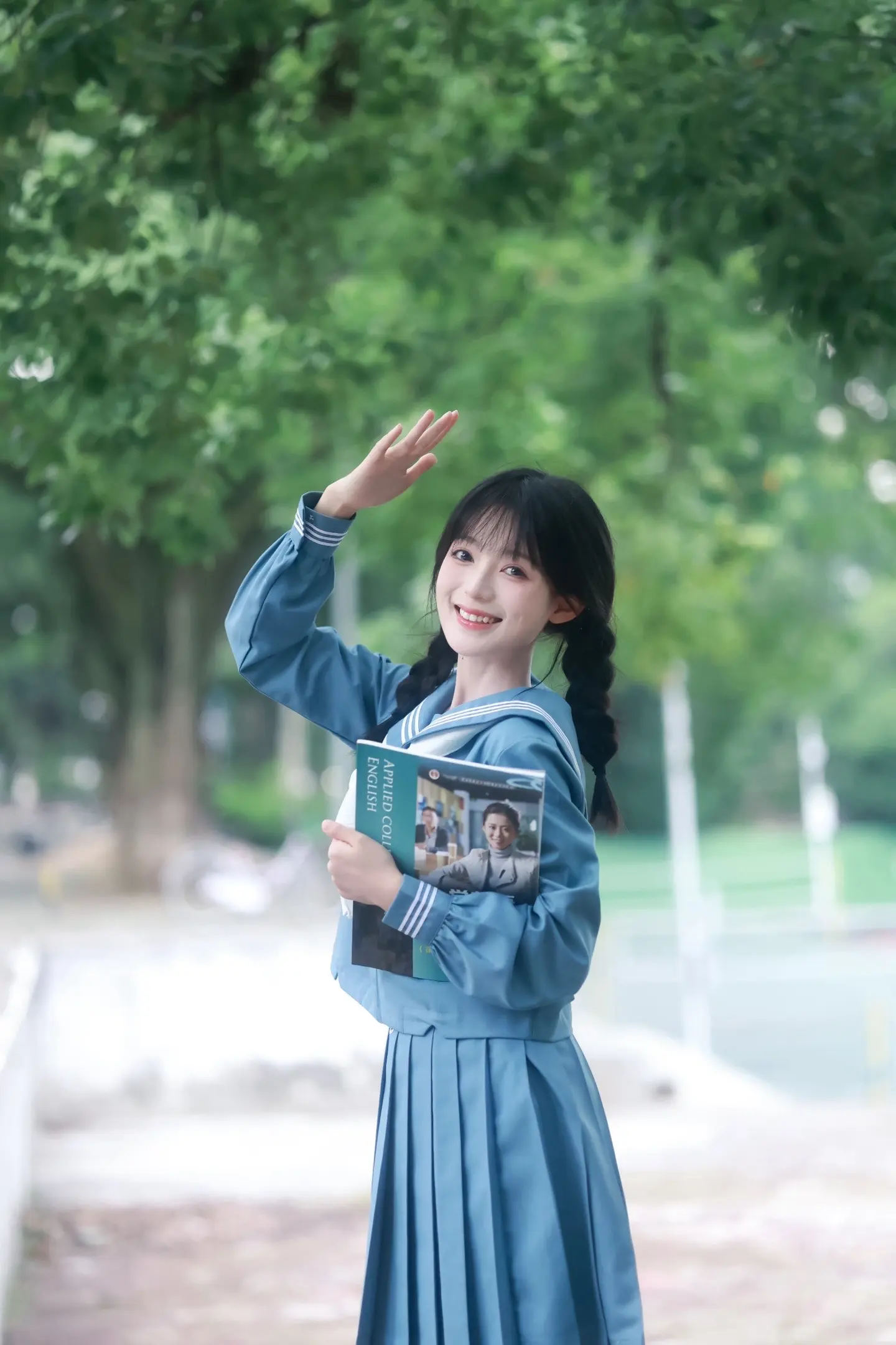 我约了一个人在夏日蝉鸣的时候见面。