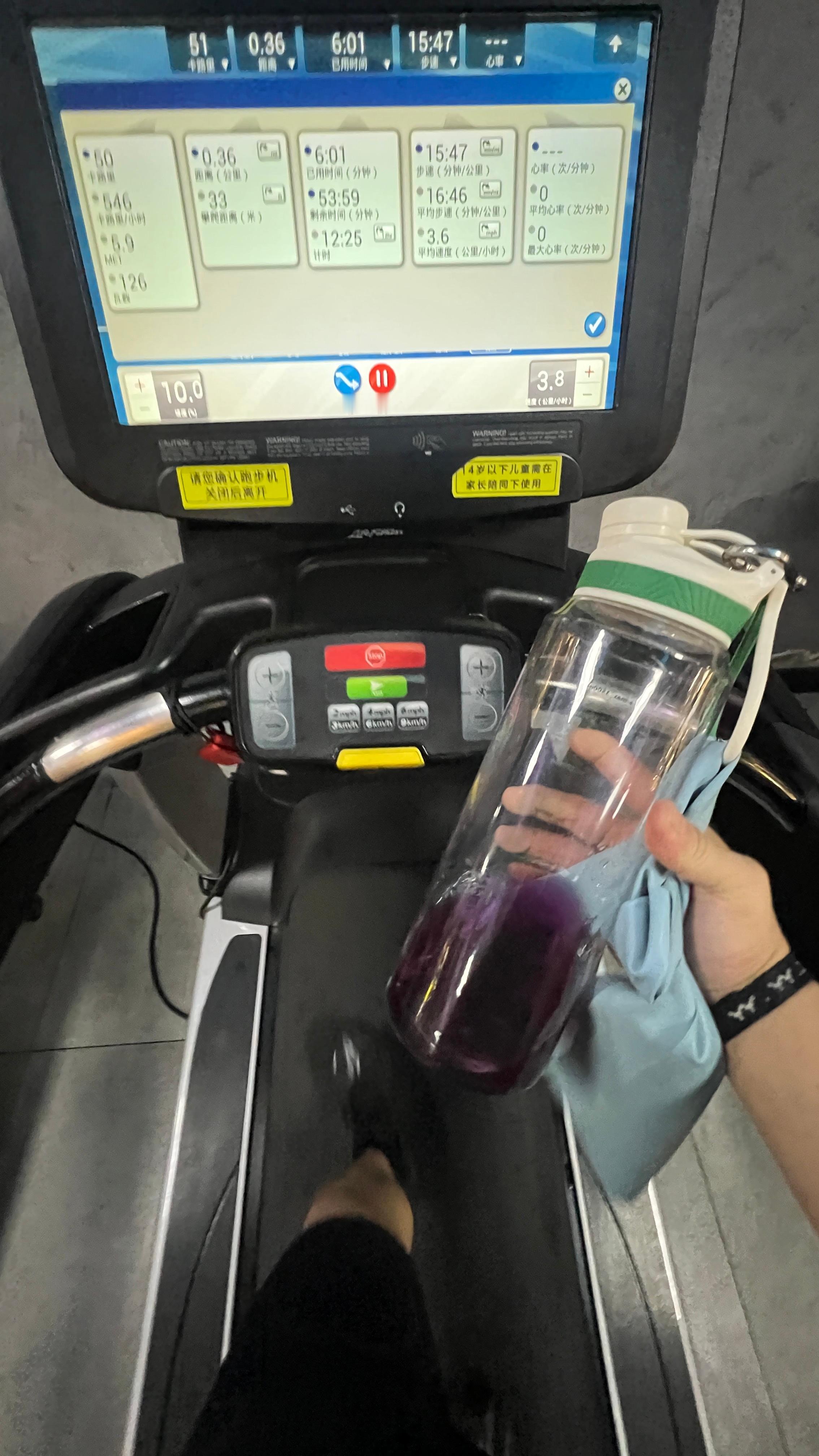 今儿在瓶子里加了4g盐，好像是管点事儿不然这1.5升水冲一包电解质感觉稀释的太严
