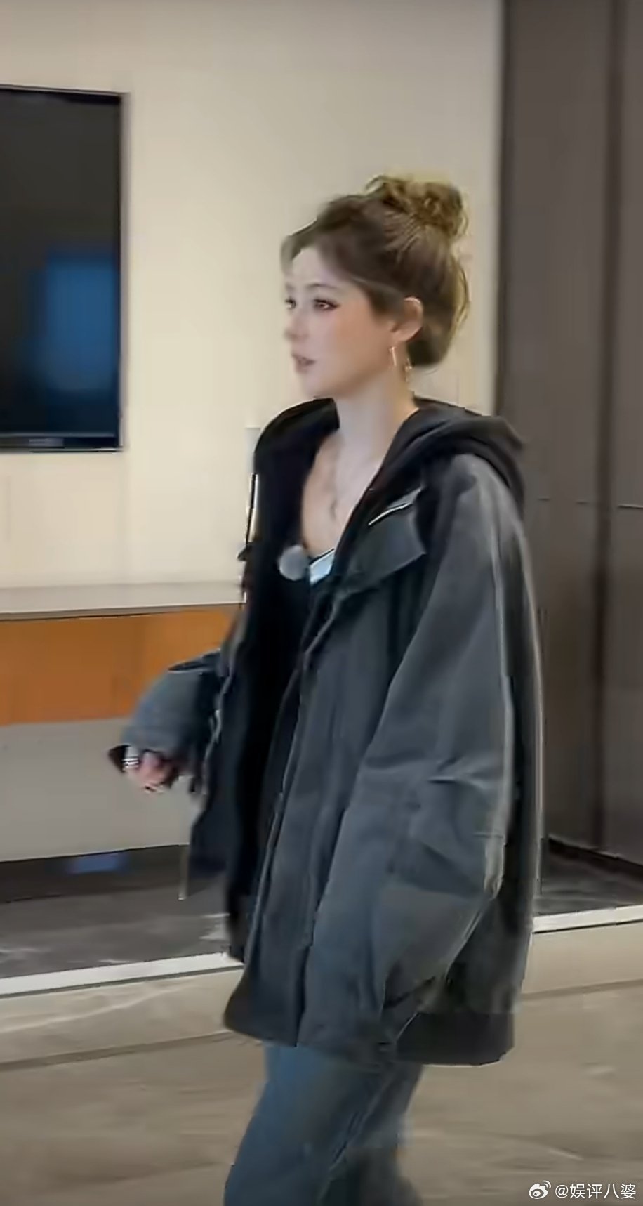 张予曦耳环消失术谁懂张予曦路透的张力啊!休闲穿搭爽利又吸睛，高扎丸子头衬得脸精致