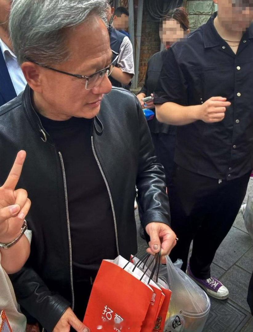 特朗普来了 据围观者爆料，黄仁勋买的是白菜车和红旗检阅车。追同款。 