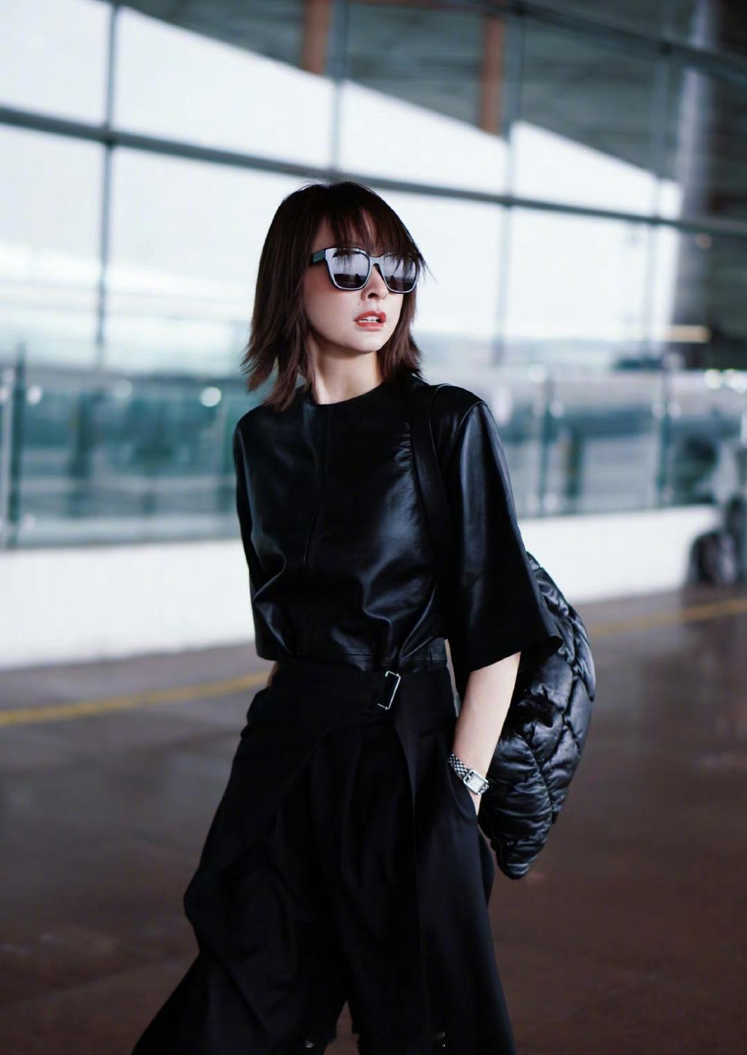 #吴昕把皮裙塞裤子里腰还这么细#吴昕这组大片真的是又酷又美，她把皮裙塞到裤子里，