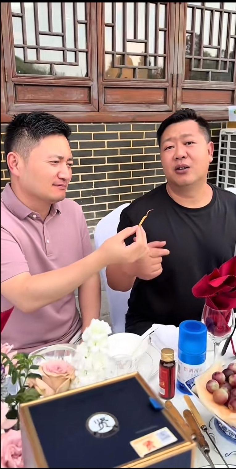 张大炮真是什么都敢吃，他吃了一根虫草，大概100多块钱！贵州贤酒董事长拿着虫草，
