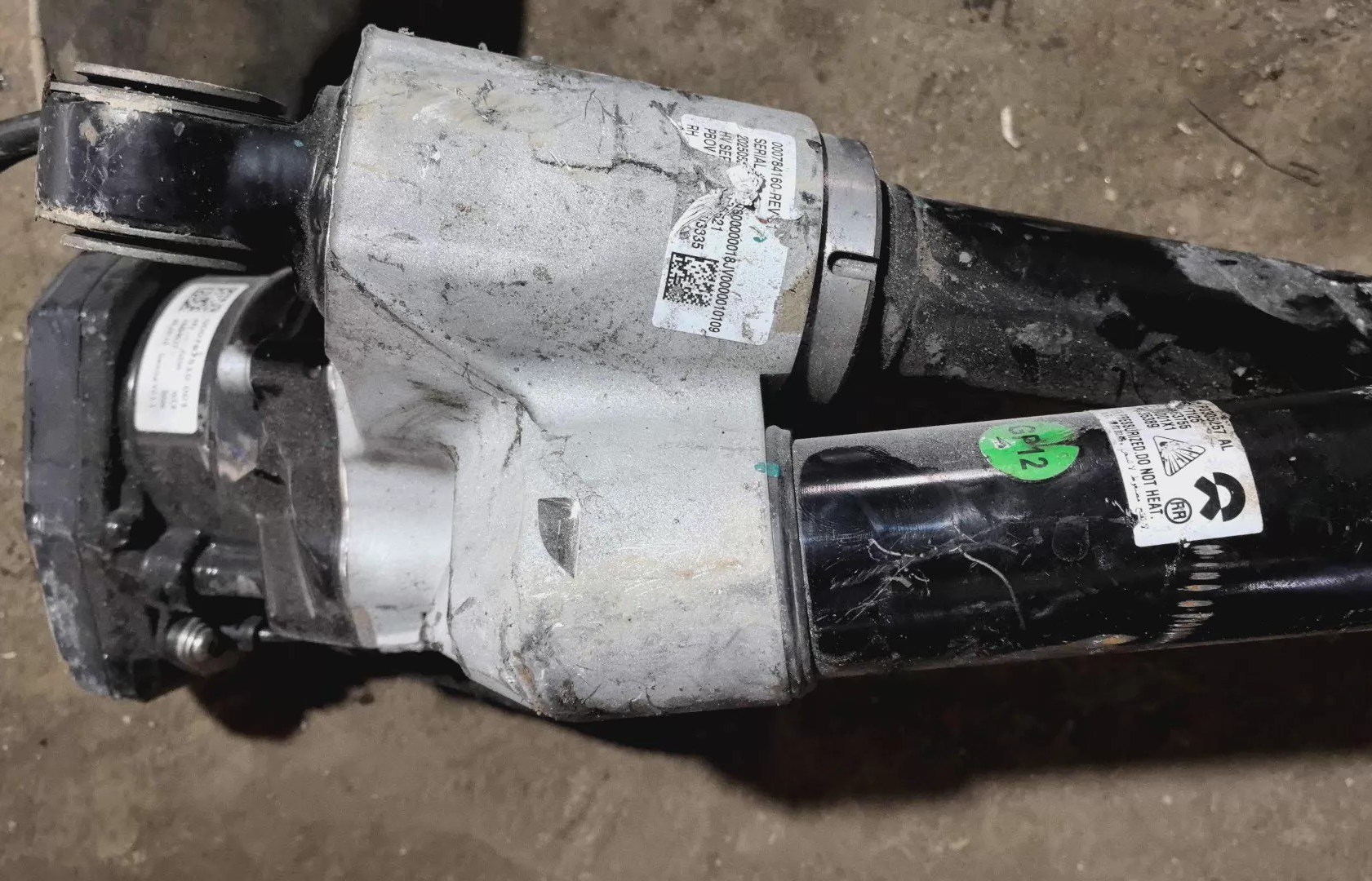 天行全主动悬架的后减振器，加上蓄能器之后尺寸不小，一般的SUV的5连杆悬架还真不