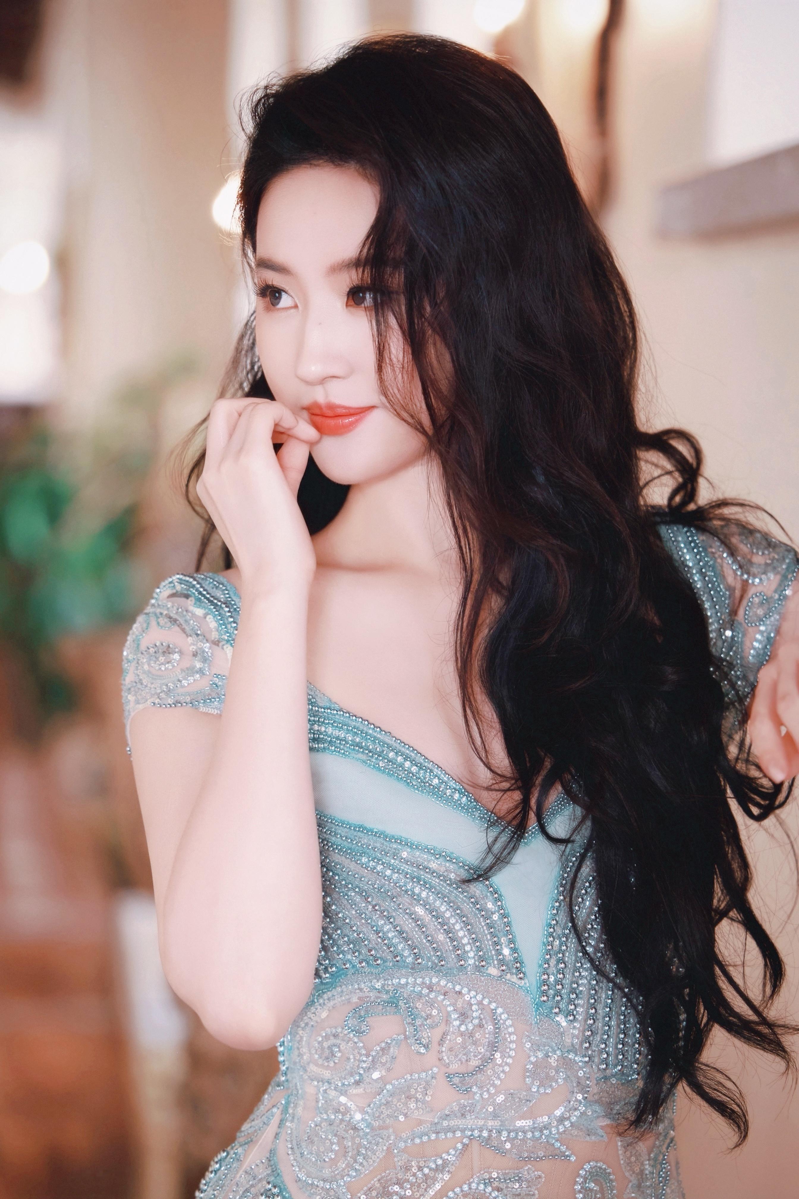 这套造型很放松、很随性，温婉美丽[awsl][awsl]刘亦菲第二场晚宴造型 ​