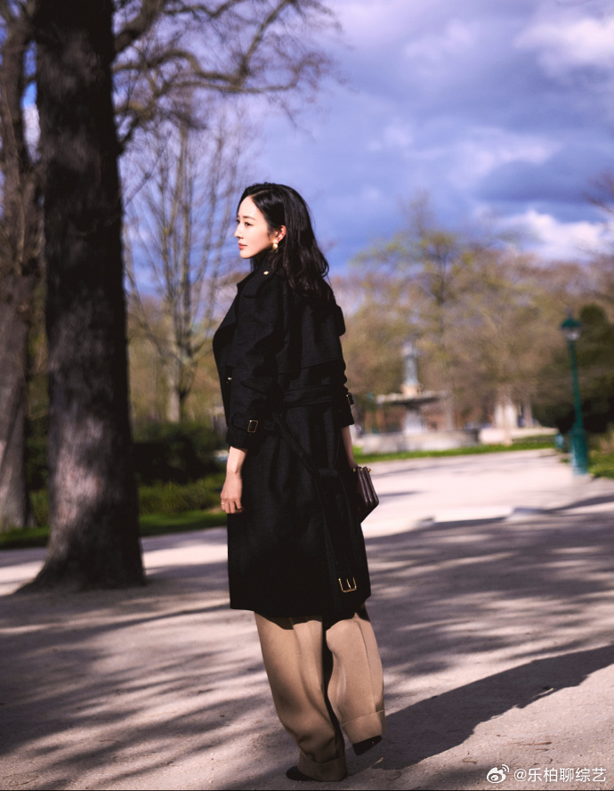 巴黎阳光下的张钧甯   巴黎阳光下的张钧甯，美的太有通透的感觉了呀，在阳光的照射