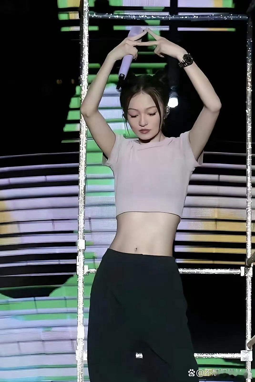 时间给张韶涵带走了啥？这腰臀比太绝！ ​​​