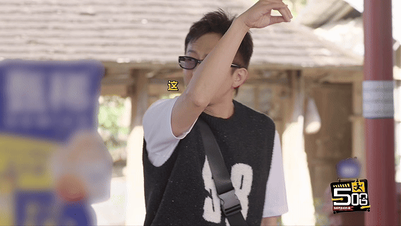 邓超的孔雀谁看了不说抽象 结果我看了邓超的孔雀舞，不是孔雀，是现代艺术！哈哈，手