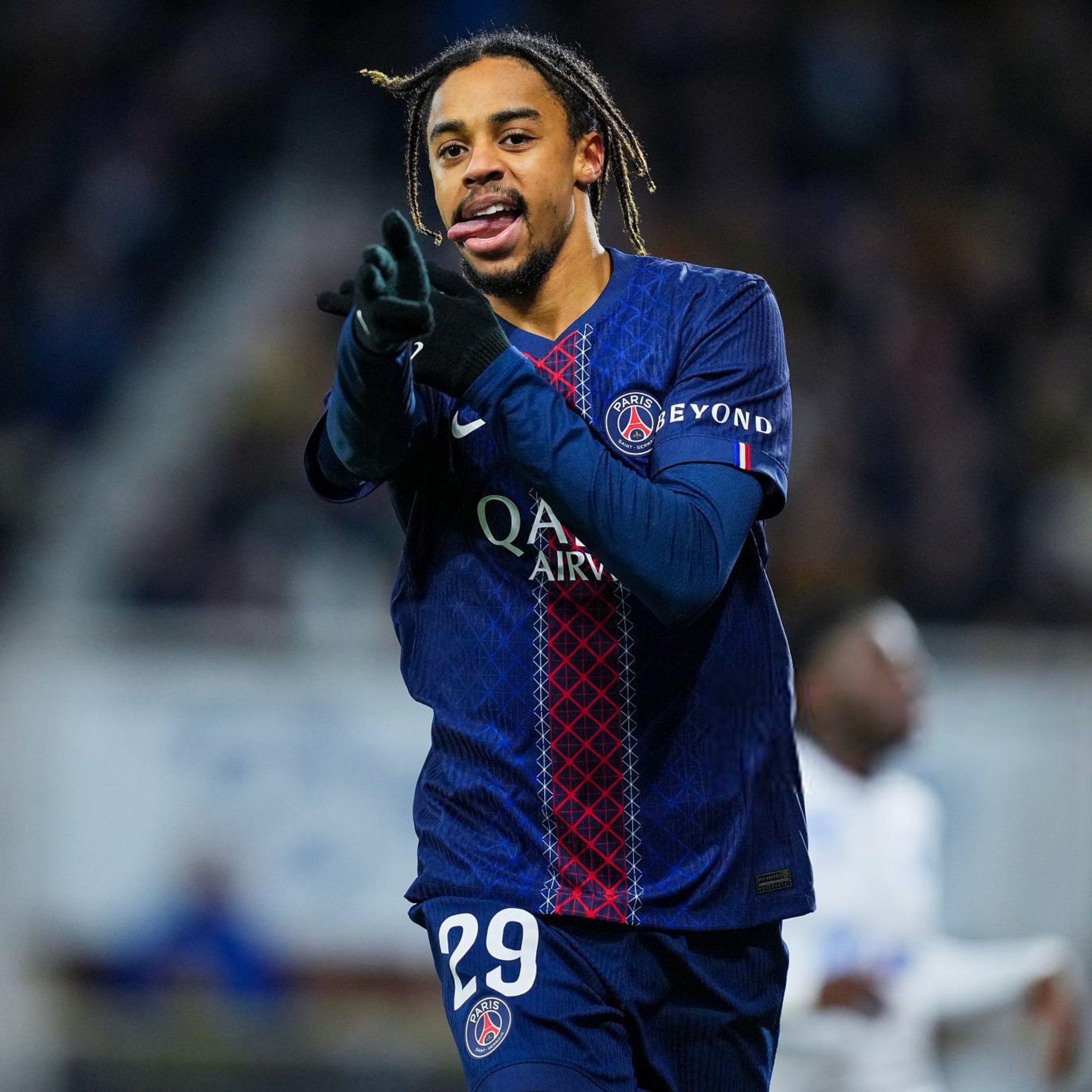 法国球迷俱乐部  他认为，他的前插跑动可以拉开对方防线，将巴黎队的防线推到前场。